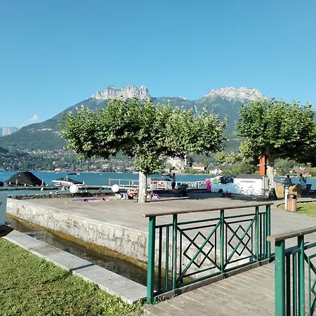 Superbe Duplex Les Pieds Dans L'eau Vue Et Chateau Avec Et Parking Prives Duingt