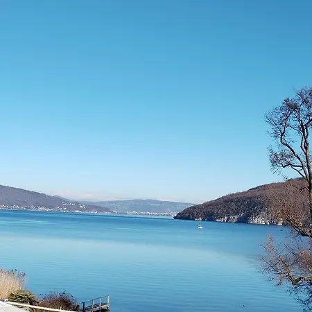 Superbe Duplex Les Pieds Dans L'eau Vue Et Chateau Avec Et Parking Prives Duingt